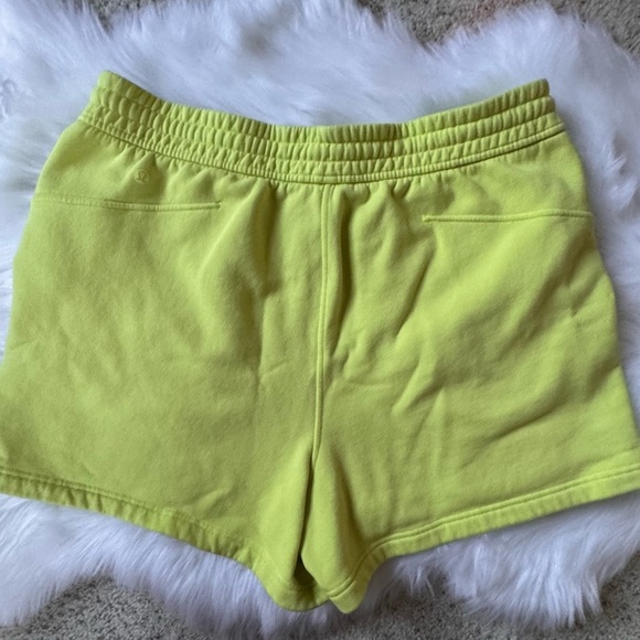 Lululemon Loungeful Size 14 High-Rise Short 4"
In Electric Lemon - Picture 4 of 7